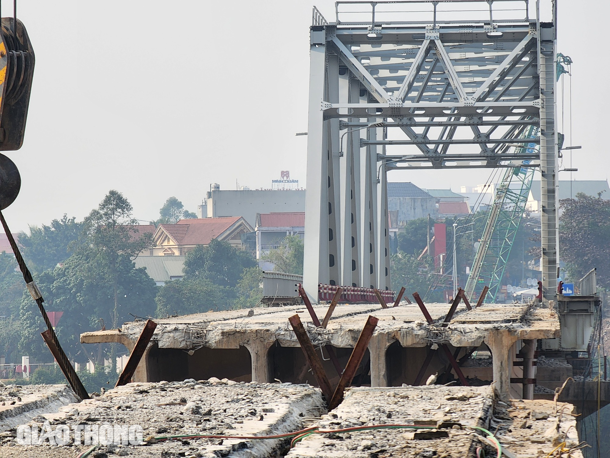 Cận cảnh cắt mặt cầu Phong Ch&acirc;u th&agrave;nh c&aacute;c khối để th&aacute;o dỡ- Ảnh 10.