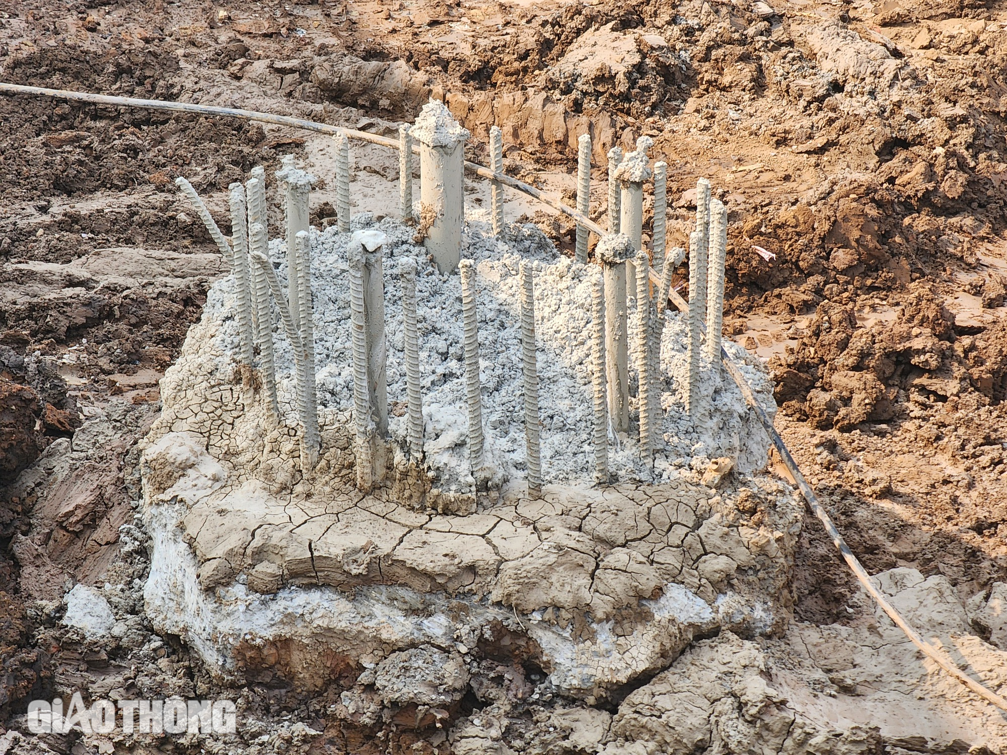 Cận cảnh cắt mặt cầu Phong Ch&acirc;u th&agrave;nh c&aacute;c khối để th&aacute;o dỡ- Ảnh 9.