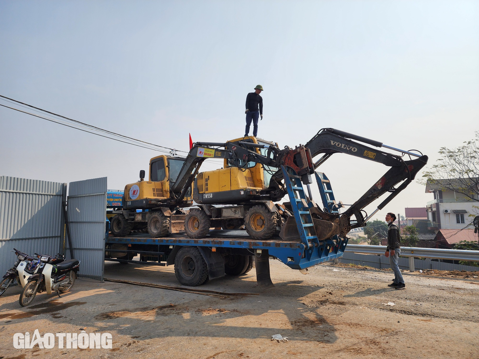 Cận cảnh cắt mặt cầu Phong Ch&acirc;u th&agrave;nh c&aacute;c khối để th&aacute;o dỡ- Ảnh 11.