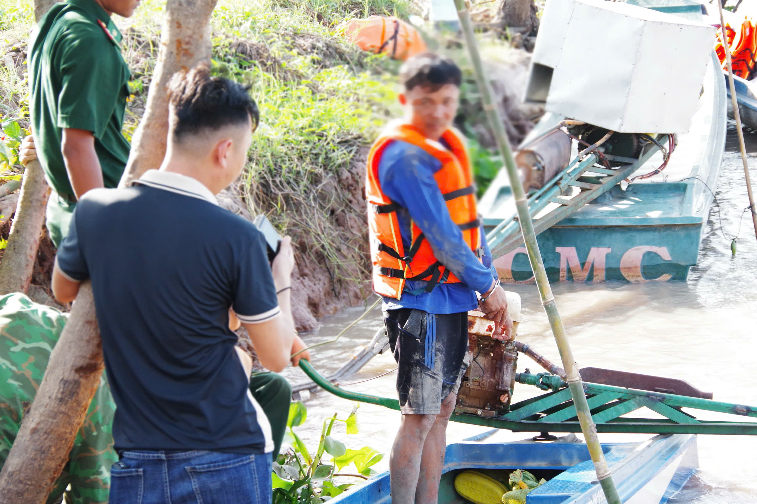 An Giang: Bắt giữ hơn 12kg v&agrave;ng lậu vận chuyển qua bi&ecirc;n giới- Ảnh 1.