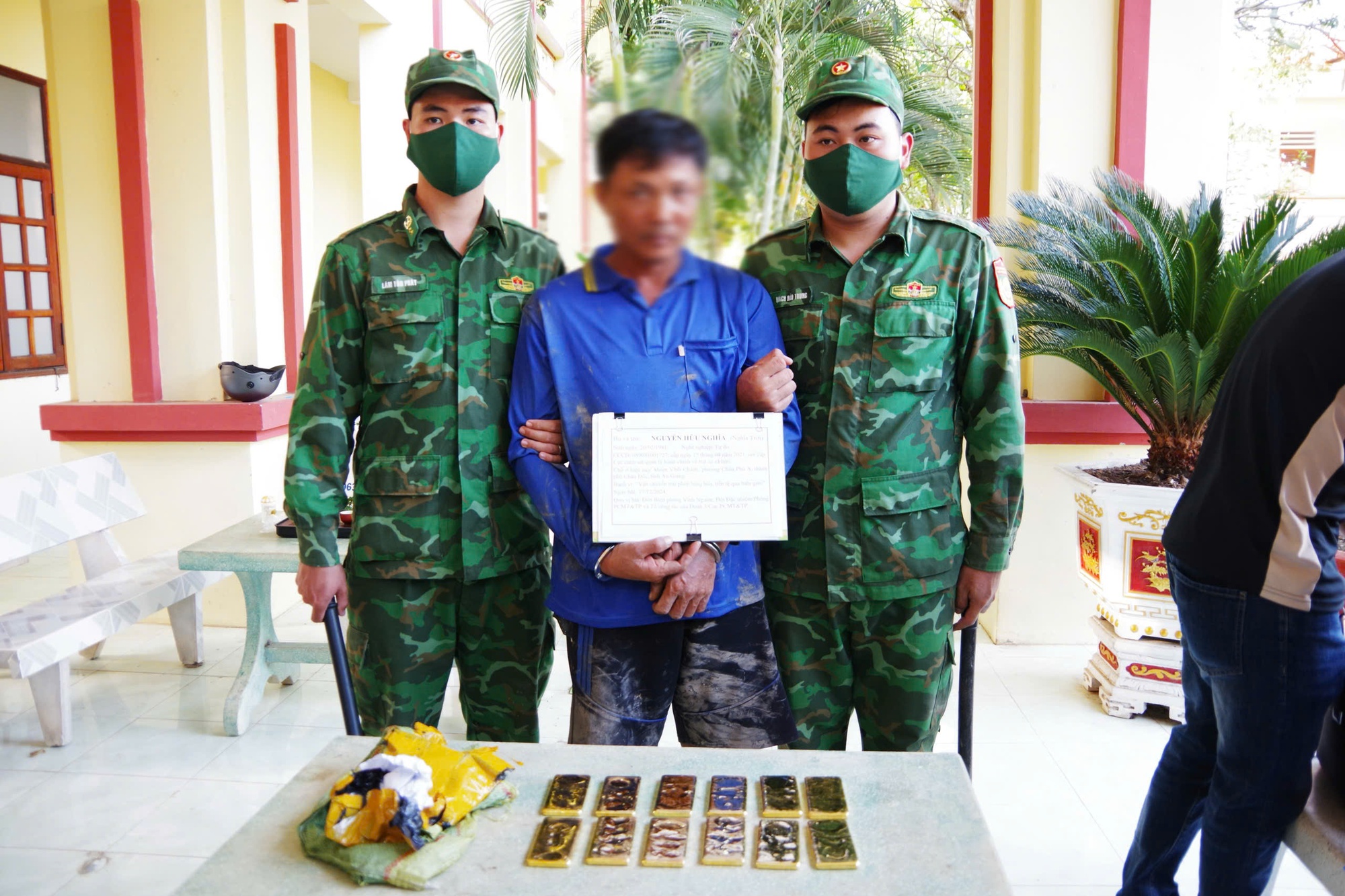 An Giang: Bắt giữ hơn 12kg v&agrave;ng lậu vận chuyển qua bi&ecirc;n giới- Ảnh 2.