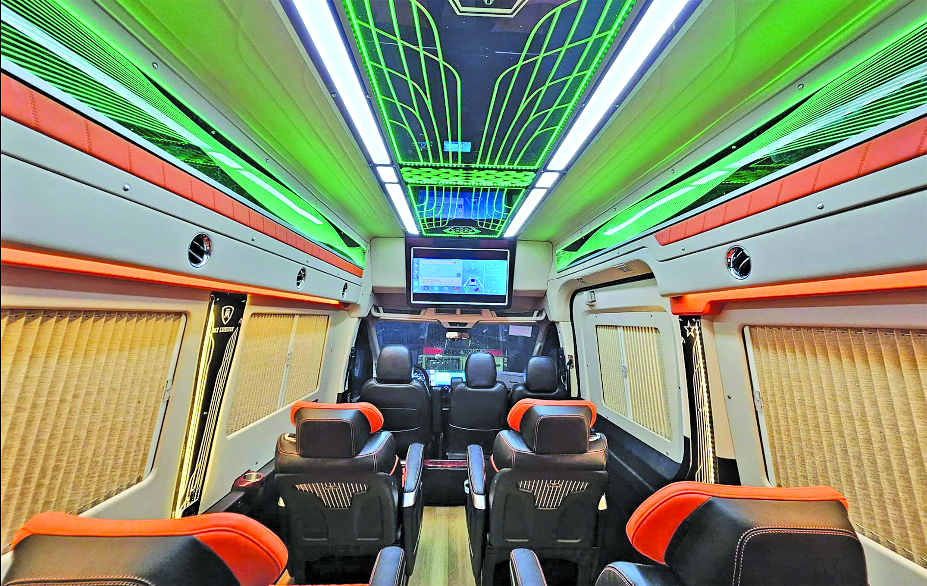 V&acirc;n Đồn Xanh Limousine phục vụ kh&aacute;ch chuy&ecirc;n nghiệp, tận t&acirc;m- Ảnh 1.