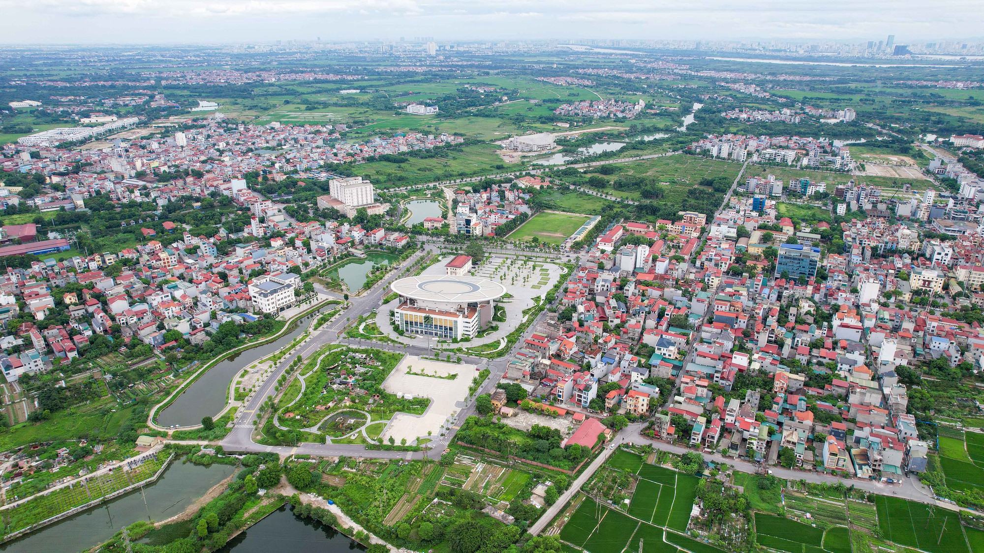 H&agrave; Nội xem x&eacute;t tiến độ l&ecirc;n quận của 4 huyện trong năm 2025- Ảnh 1.