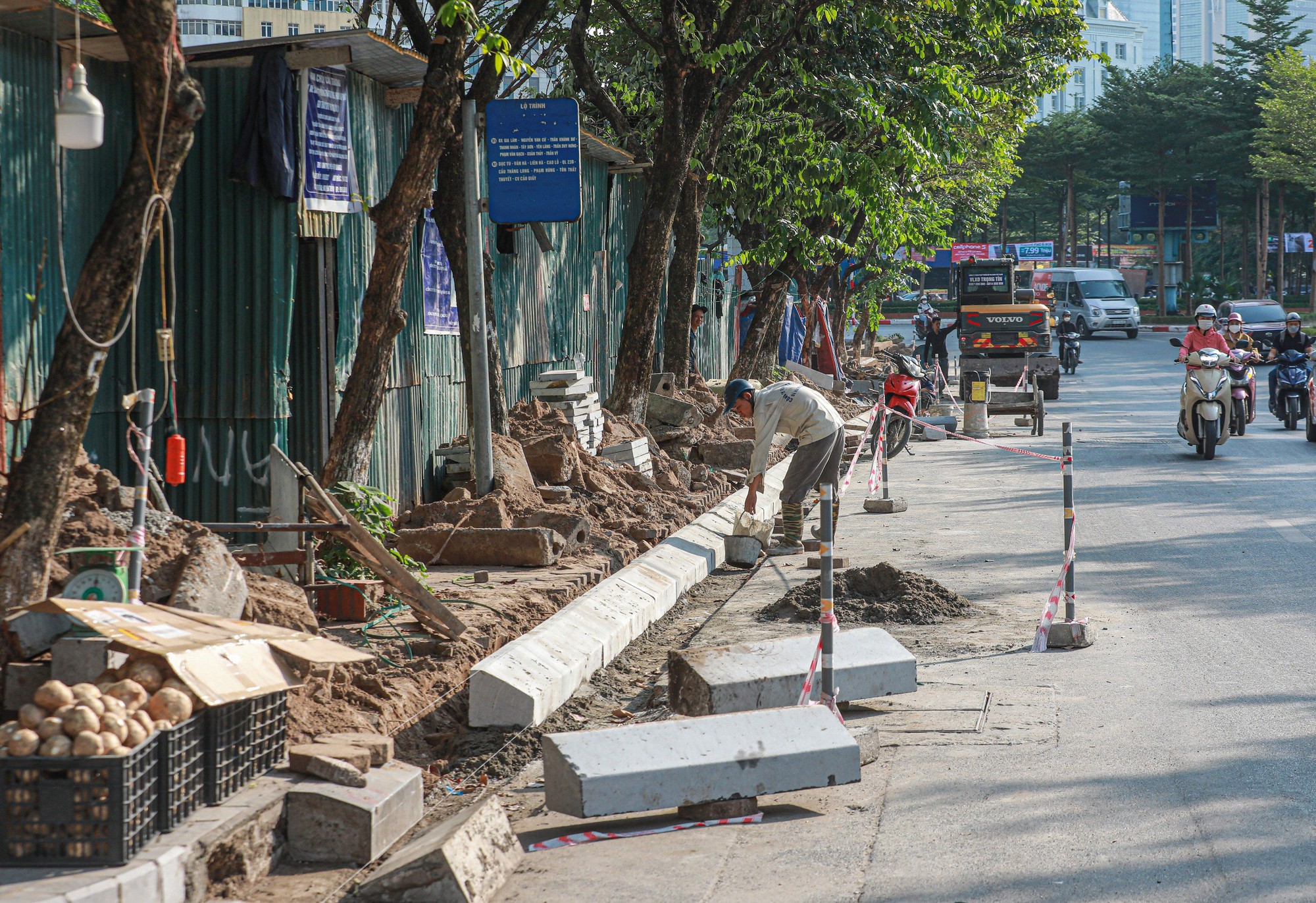 Chủ tịch H&agrave; Nội chấn chỉnh việc đ&agrave;o xới vỉa h&egrave; dịp cuối năm- Ảnh 1.