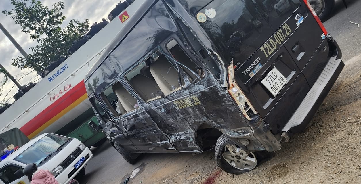 Xe tải va chạm xe kh&aacute;ch, hai c&ocirc;ng nh&acirc;n tử vong- Ảnh 1.