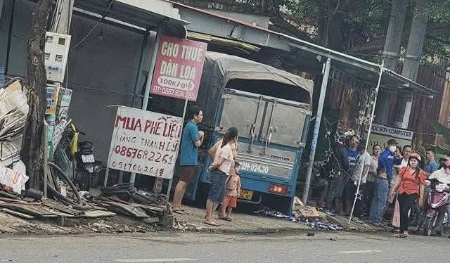 Xe tải va chạm xe kh&aacute;ch, hai c&ocirc;ng nh&acirc;n tử vong- Ảnh 2.