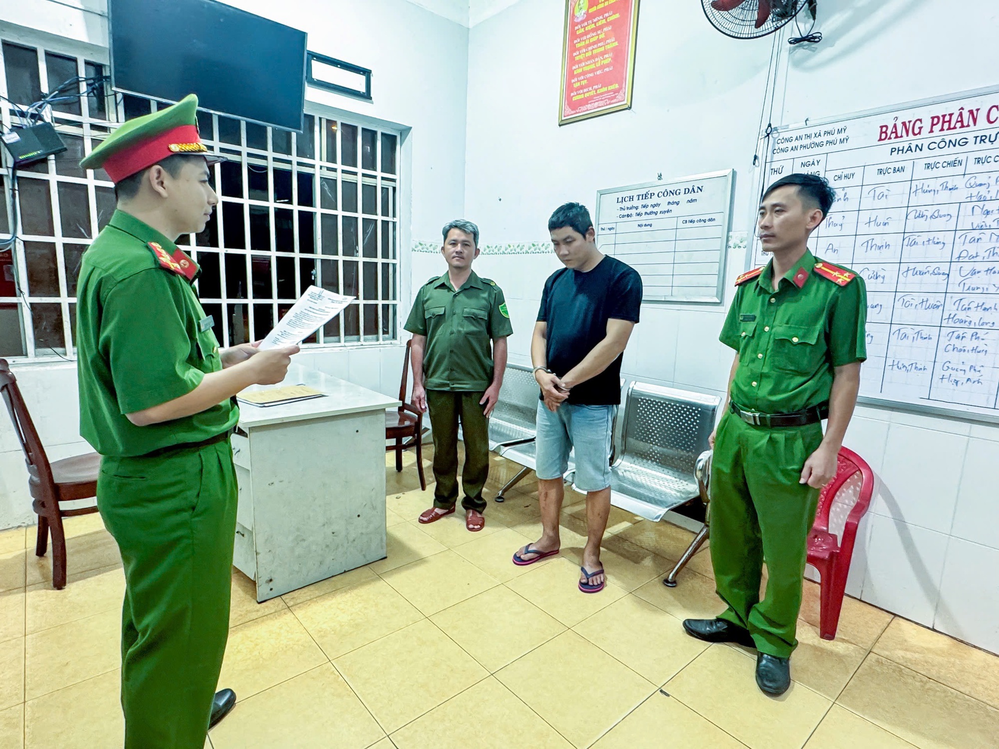 Tạm giam t&agrave;i xế xe tải t&ocirc;ng xe kh&aacute;ch l&agrave;m hai người tử vong- Ảnh 1.