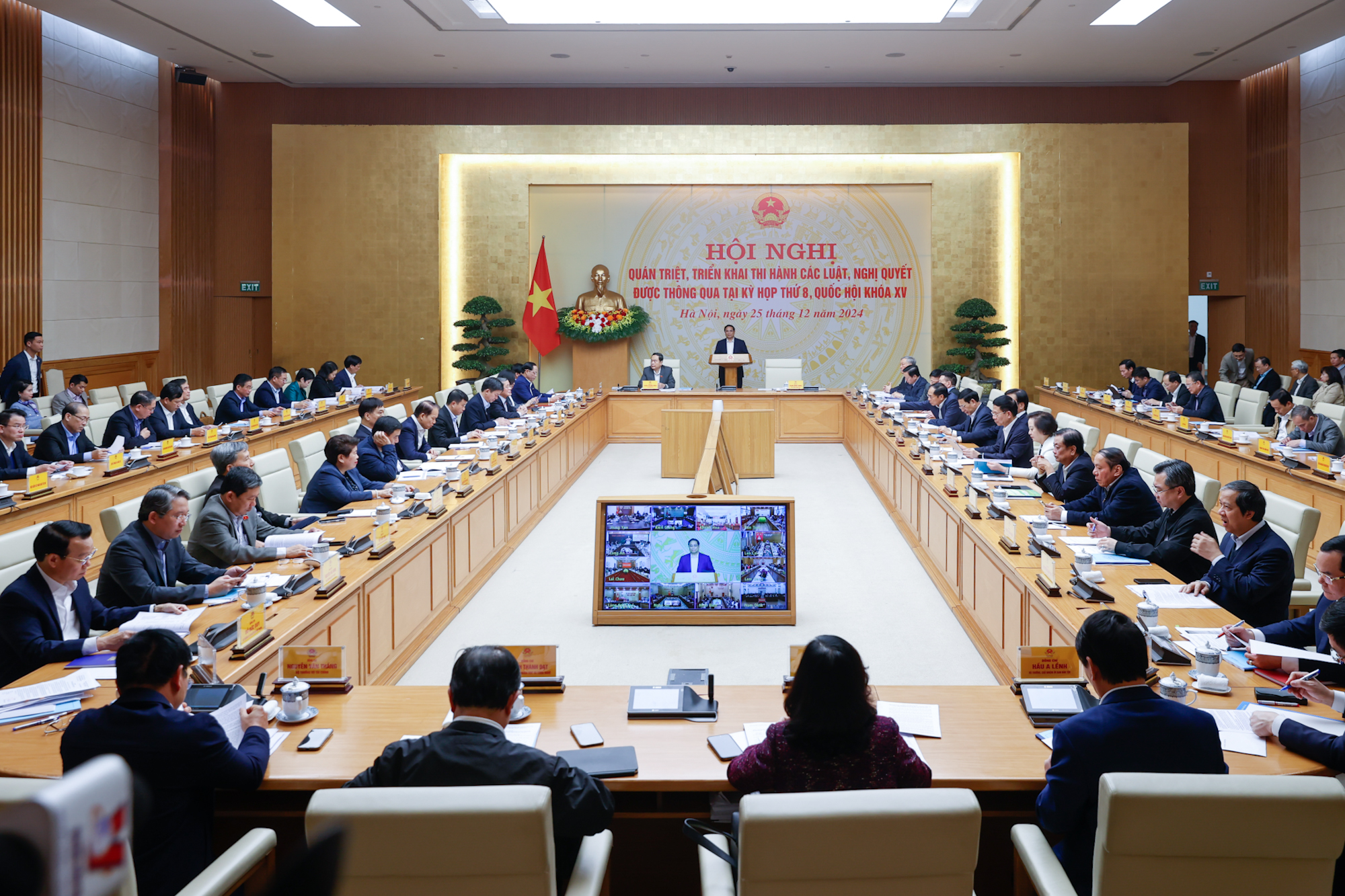 Ch&iacute;nh phủ v&agrave; Quốc hội họp triển khai thi h&agrave;nh 18 luật, 21 nghị quyết- Ảnh 2.