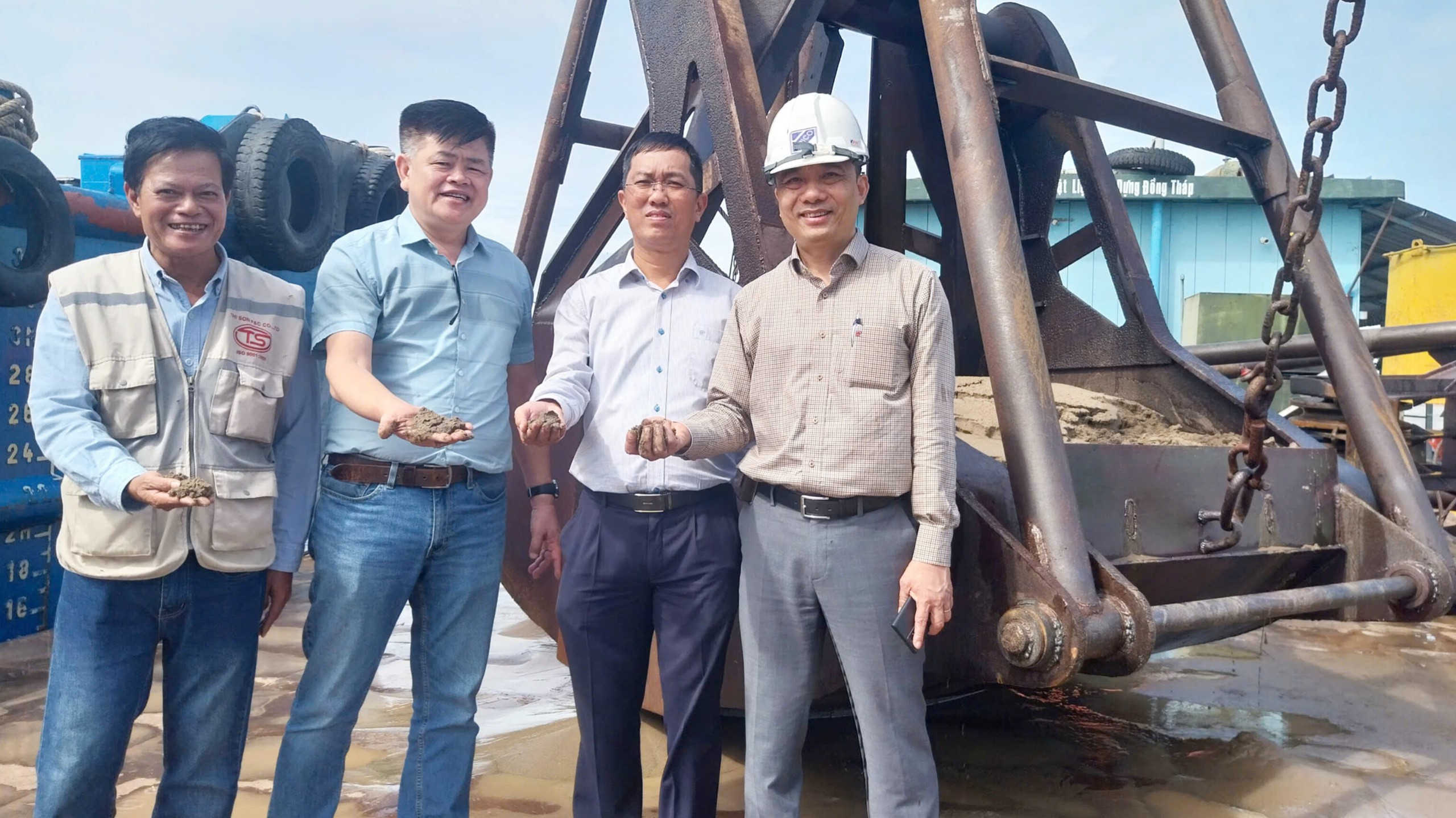 Bắt đầu khai th&aacute;c mỏ c&aacute;t phục vụ thi c&ocirc;ng tuyến Cao L&atilde;nh - Lộ Tẻ- Ảnh 1.