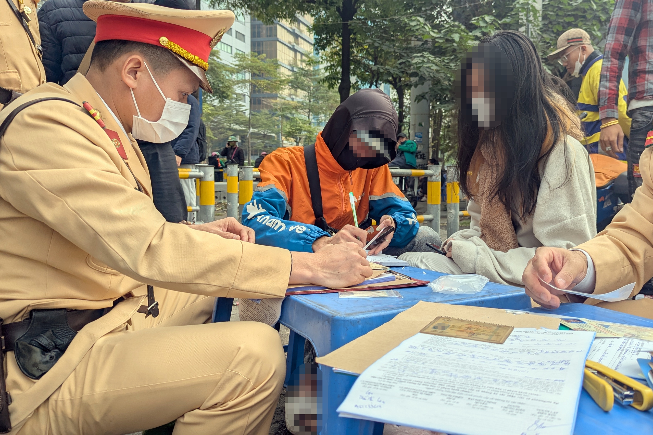 CSGT xử phạt h&agrave;ng loạt xe &ocirc;m c&ocirc;ng nghệ lẫn h&agrave;nh kh&aacute;ch vi phạm giao th&ocirc;ng- Ảnh 7.