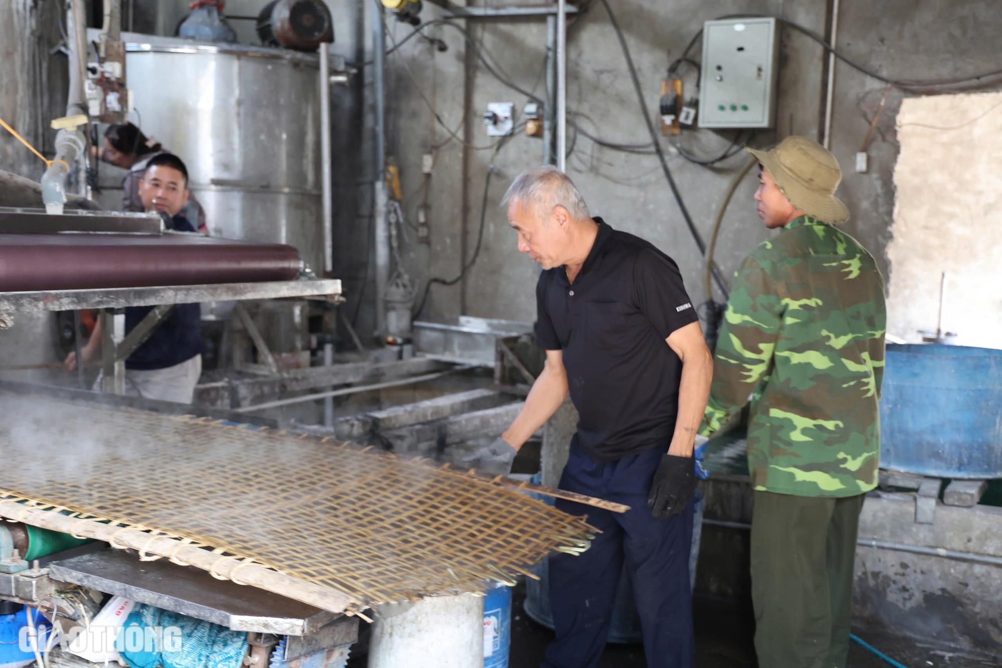 L&agrave;ng l&agrave;m miến dong lớn nhất ở H&agrave; Nội tất bật v&agrave;o vụ Tết- Ảnh 1.