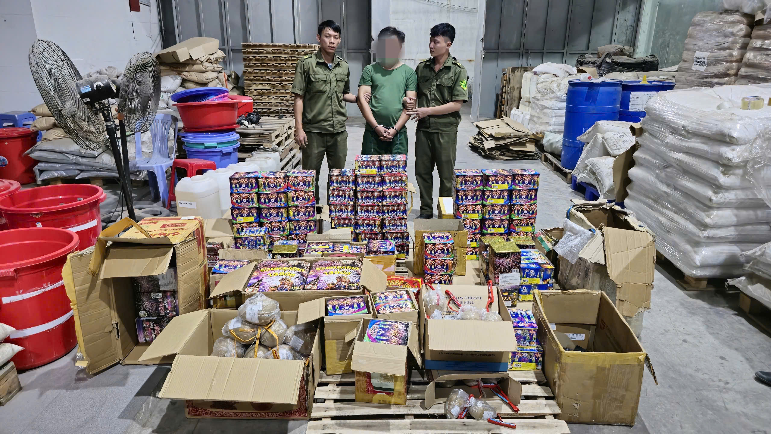 B&igrave;nh Dương: Từ kiểm tra h&agrave;nh ch&iacute;nh, thu giữ hơn 300kg ph&aacute;o lậu- Ảnh 1.