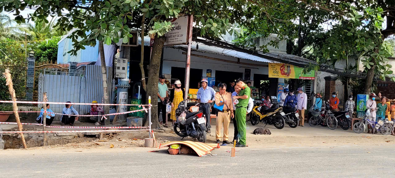 Tiền Giang: Va chạm với xe tải, người phụ nữ đi xe máy tử vong- Ảnh 1. Tiền Giang: Va chạm với xe tải, người phụ nữ đi xe máy tử vong- Ảnh 1.