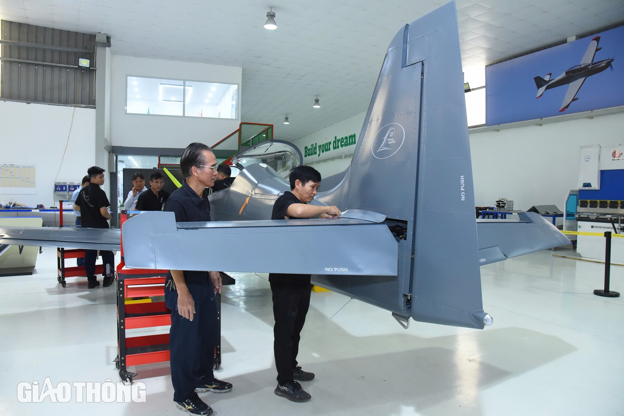 B&ecirc;n trong nh&agrave; m&aacute;y sản xuất m&aacute;y bay đầu ti&ecirc;n của Việt Nam tại Vĩnh Ph&uacute;c- Ảnh 2.