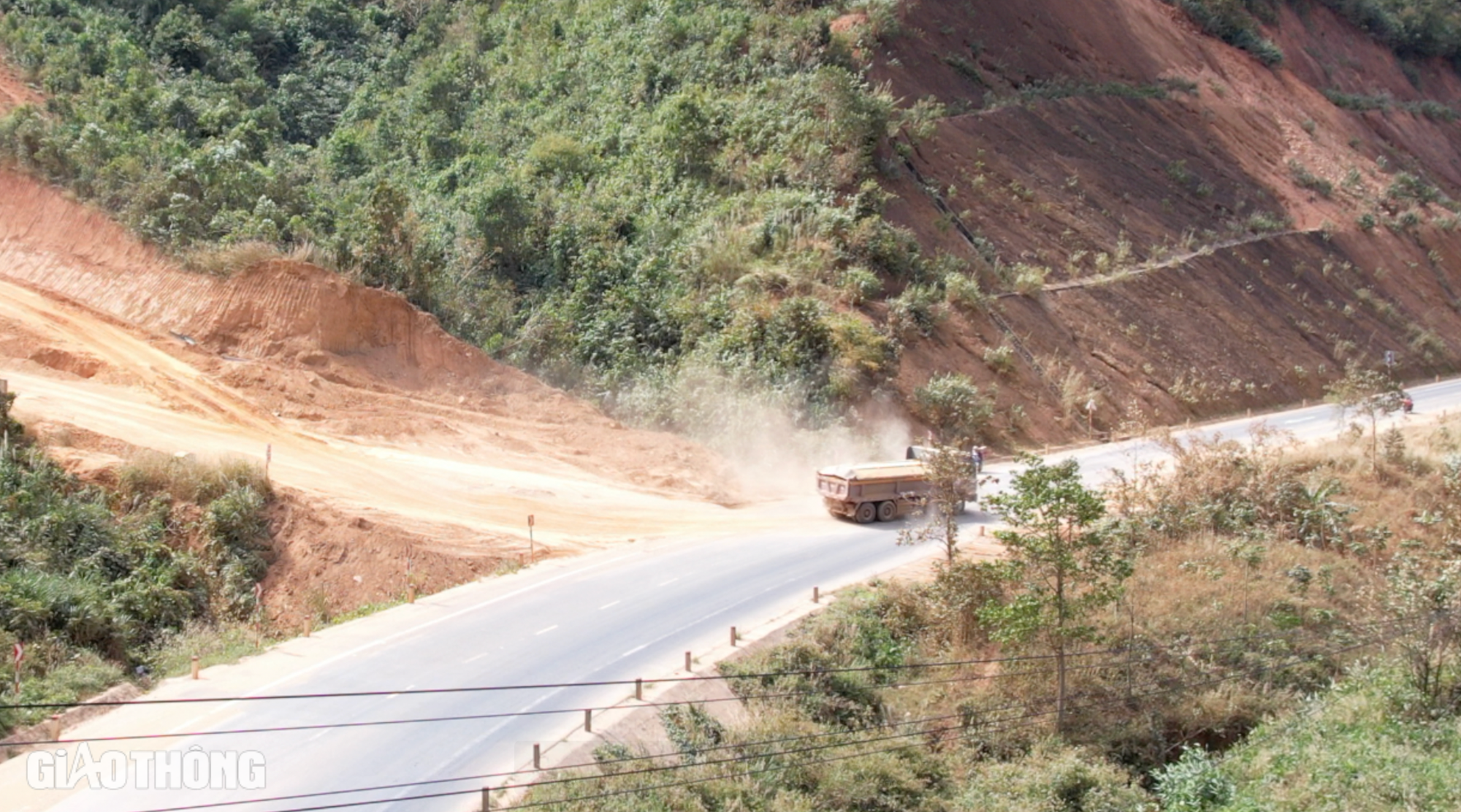 Kon Tum chấn chỉnh doanh nghiệp khai th&aacute;c đất g&acirc;y bụi l&agrave;m mất ATGT tr&ecirc;n QL24- Ảnh 10.