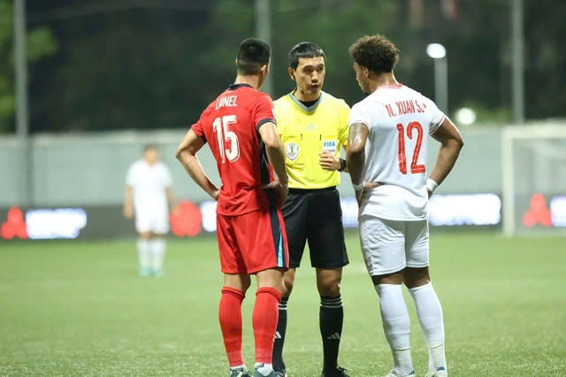 CĐV Việt Nam phẫn nộ v&igrave; quyết định kh&oacute; hiểu của trọng t&agrave;i ở trận gặp Singapore- Ảnh 1.
