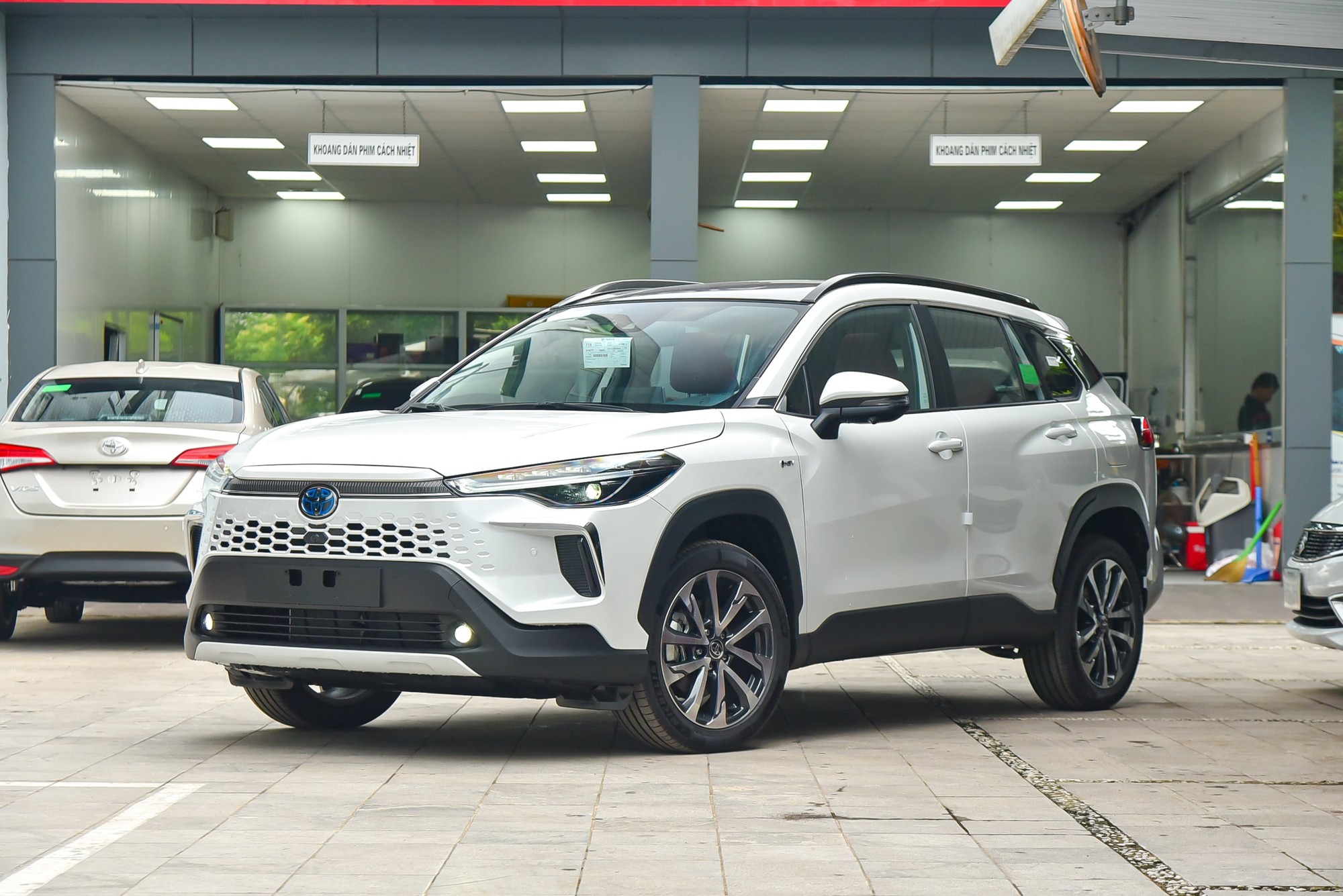 Xe gầm cao hạng B đua ưu đãi trong tháng 9 - Ảnh 1.