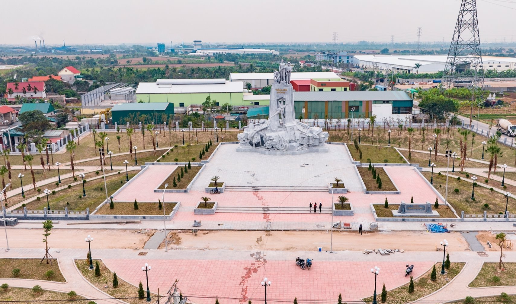 Chi&ecirc;m ngưỡng tượng đ&agrave;i "Tiếng sấm đường 5" ở Hải Dương- Ảnh 1.
