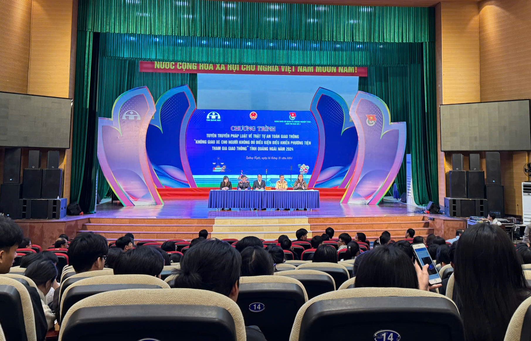 Quảng Ng&atilde;i: Tuy&ecirc;n truyền ATGT cho học sinh bằng tiểu phẩm, phi&ecirc;n t&ograve;a giả định- Ảnh 1.