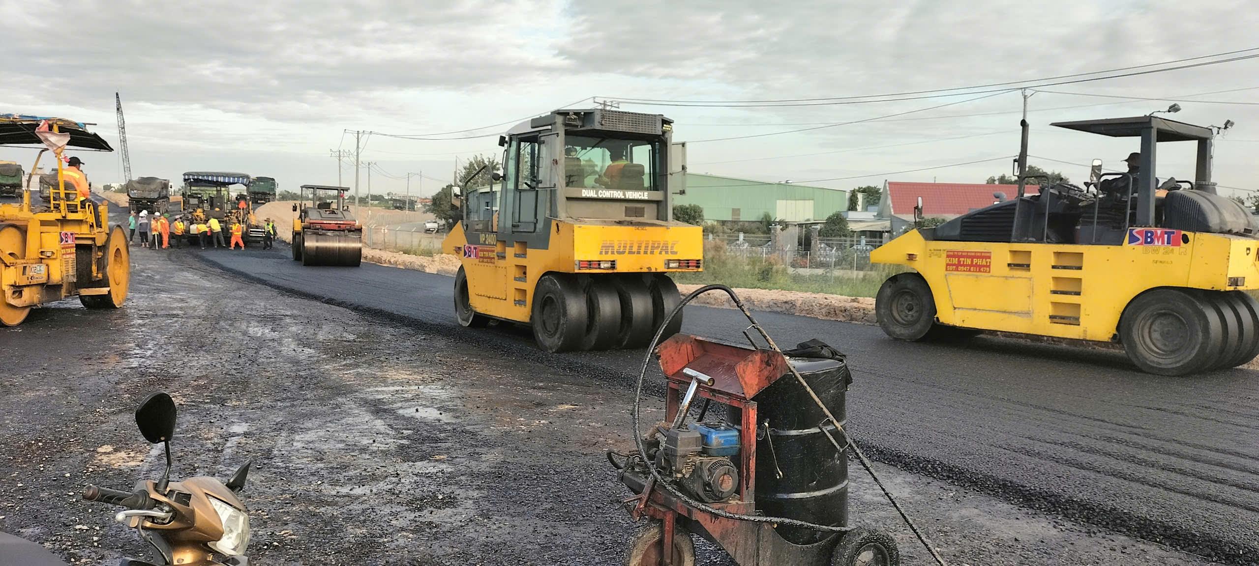 Thảm b&ecirc; t&ocirc;ng nhựa đoạn đường nối cao tốc Bến Lức v&agrave; Trung Lương- Ảnh 1.