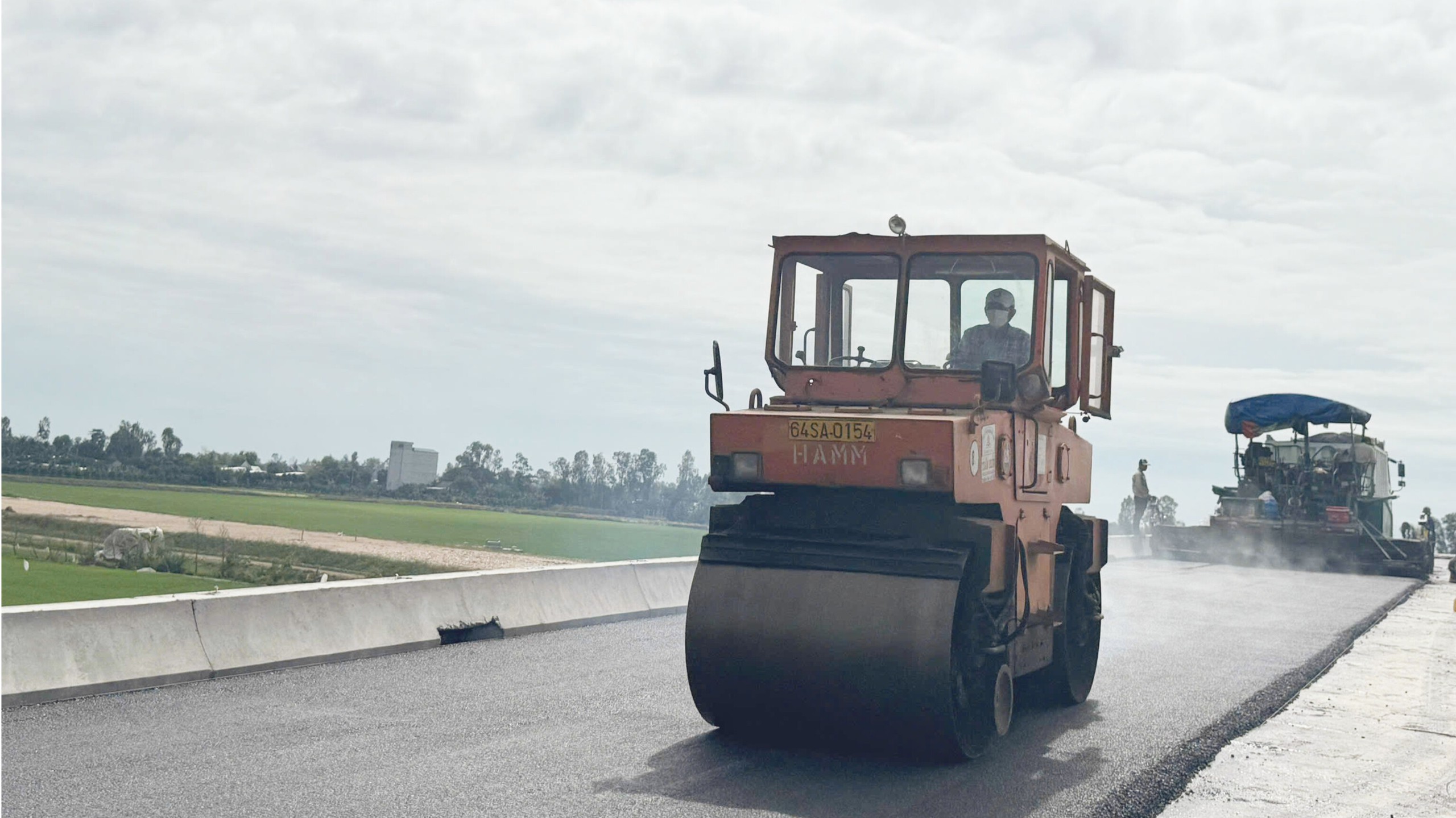 Những m&eacute;t nhựa đầu ti&ecirc;n được thảm tr&ecirc;n cao tốc Ch&acirc;u Đốc - Cần Thơ - S&oacute;c Trăng- Ảnh 1.