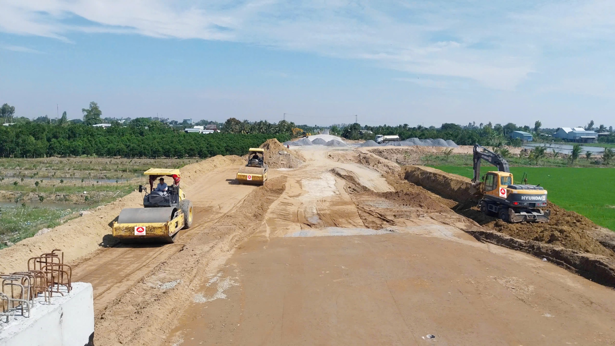Những m&eacute;t nhựa đầu ti&ecirc;n được thảm tr&ecirc;n cao tốc Ch&acirc;u Đốc - Cần Thơ - S&oacute;c Trăng- Ảnh 2.