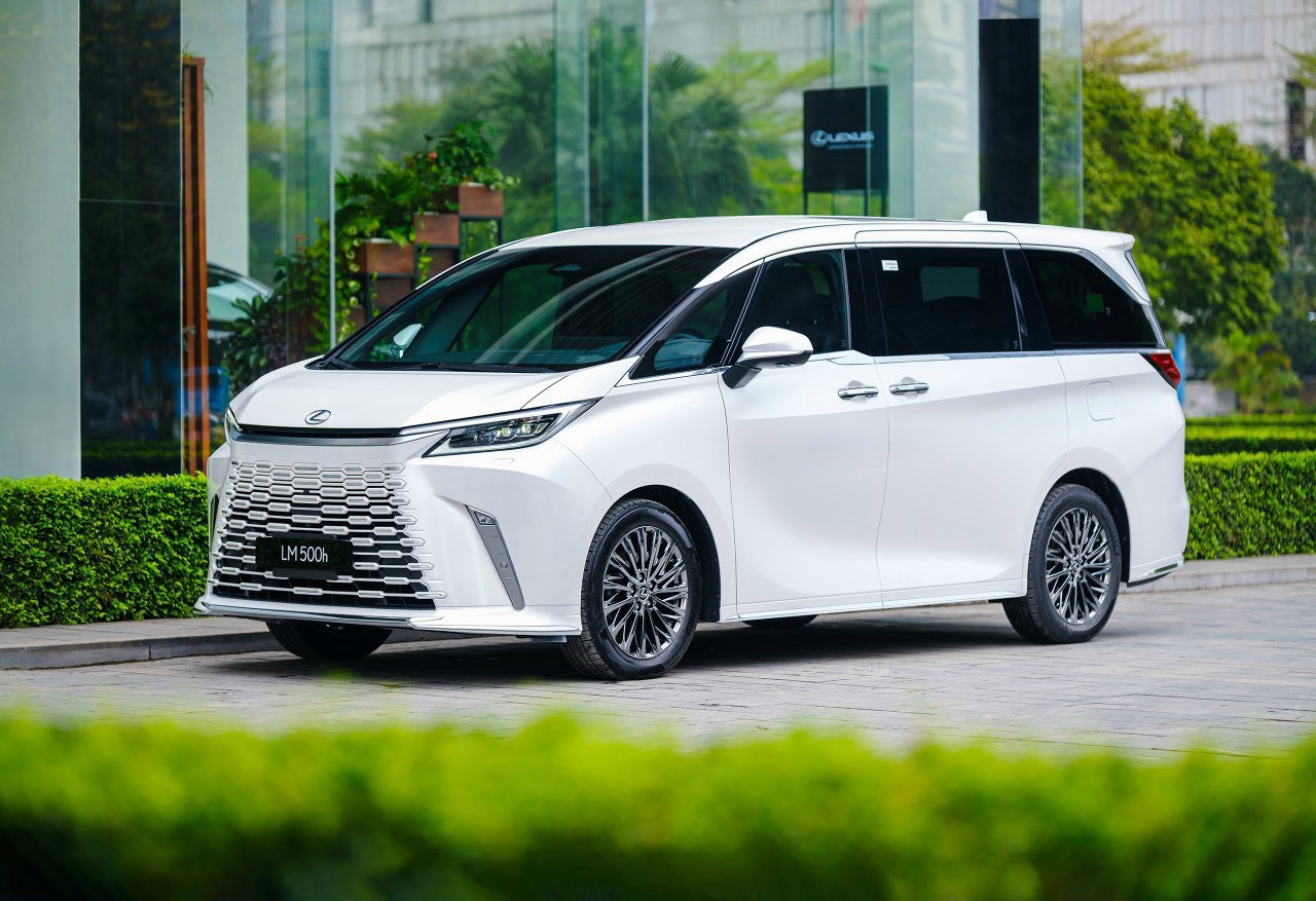 Xe sang Lexus LM 500h giảm giá 320 triệu đồng- Ảnh 1.
