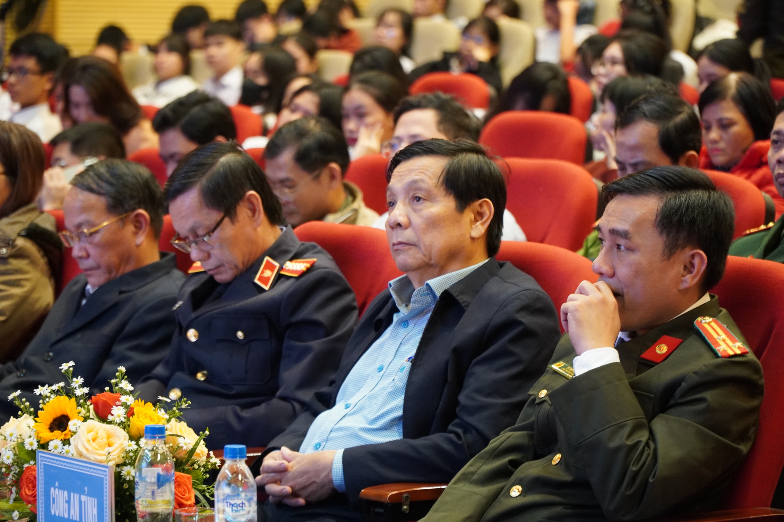 Quảng Ng&atilde;i: Tuy&ecirc;n truyền ATGT cho học sinh bằng tiểu phẩm, phi&ecirc;n t&ograve;a giả định- Ảnh 2.