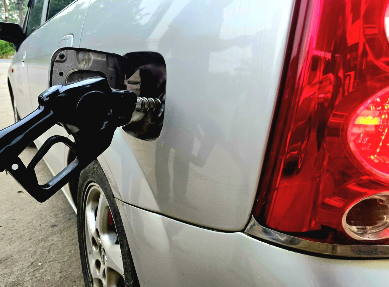 Xăng dầu đồng loạt giảm gi&aacute; đầu năm Ất Tỵ- Ảnh 1.