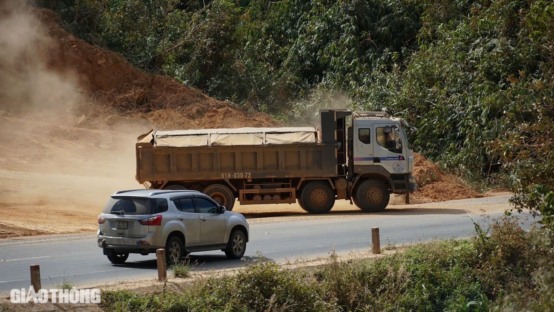 Kon Tum chấn chỉnh doanh nghiệp khai th&aacute;c đất g&acirc;y bụi l&agrave;m mất ATGT tr&ecirc;n QL24- Ảnh 5.