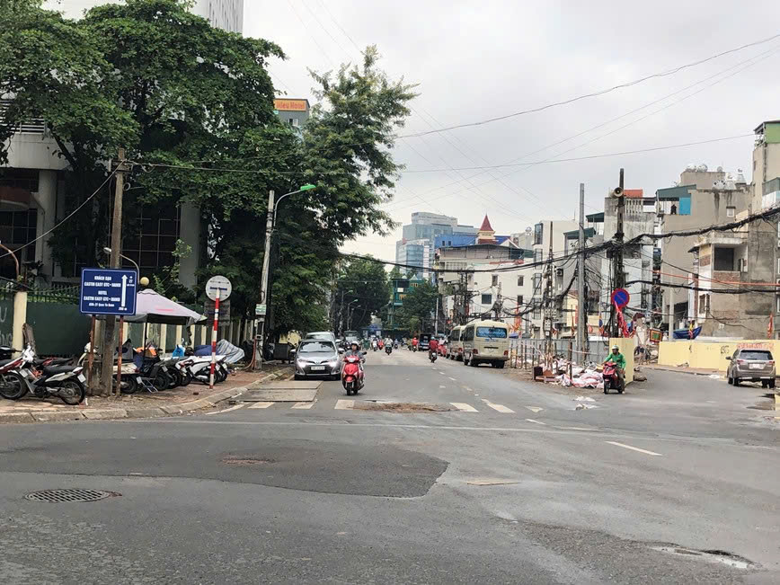 Hà Nội: Điều chỉnh giao thông phố Quốc Tử Giám để thi công đường sắt đô thị- Ảnh 1. Hà Nội: Điều chỉnh giao thông phố Quốc Tử Giám để thi công đường sắt đô thị- Ảnh 1.