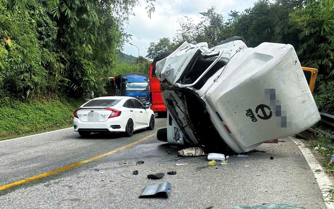 Va chạm với xe kh&aacute;ch, xe đầu k&eacute;o chở m&aacute;y x&uacute;c bị lật tr&ecirc;n đ&egrave;o Bảo Lộc