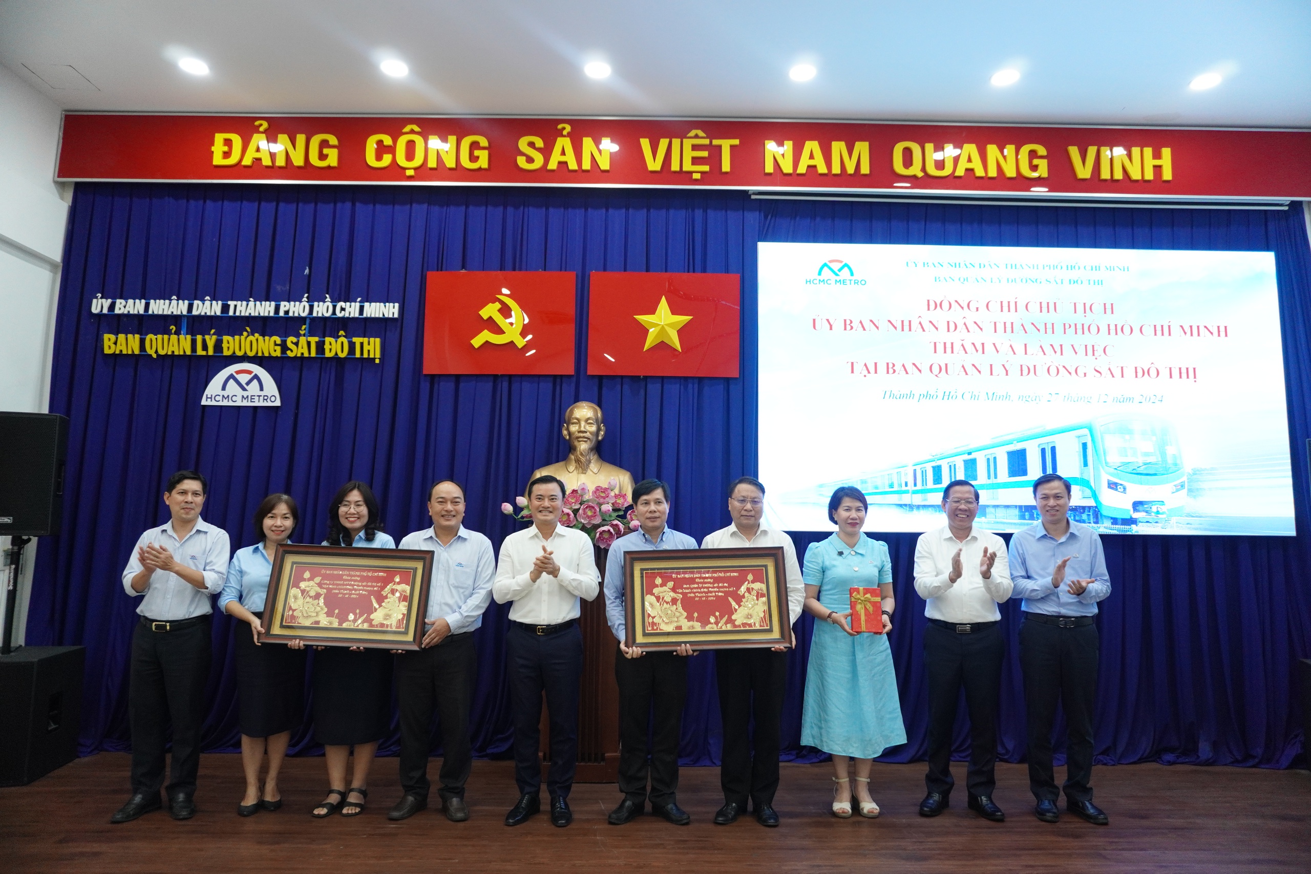 Sau 4 ngày, metro số 1 TP.HCM chuyên chở gần nửa triệu lượt khách- Ảnh 2. Sau 4 ngày, metro số 1 TP.HCM chuyên chở gần nửa triệu lượt khách- Ảnh 2.