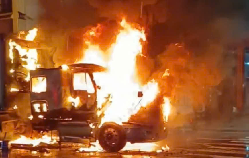 Xe đầu k&eacute;o ch&aacute;y rụi tr&ecirc;n QL1 qua Quảng Ng&atilde;i- Ảnh 1.