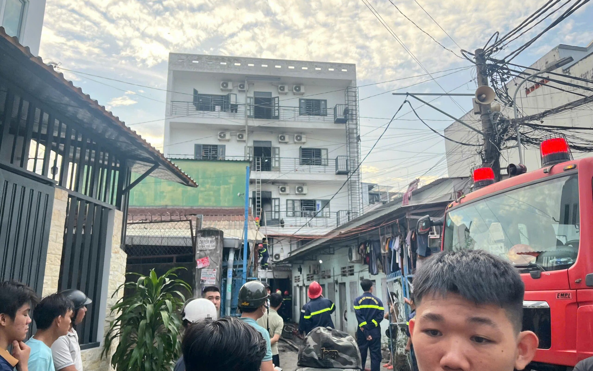 Ch&aacute;y nh&agrave; trọ ở TP Thủ Đức, 2 người tử vong