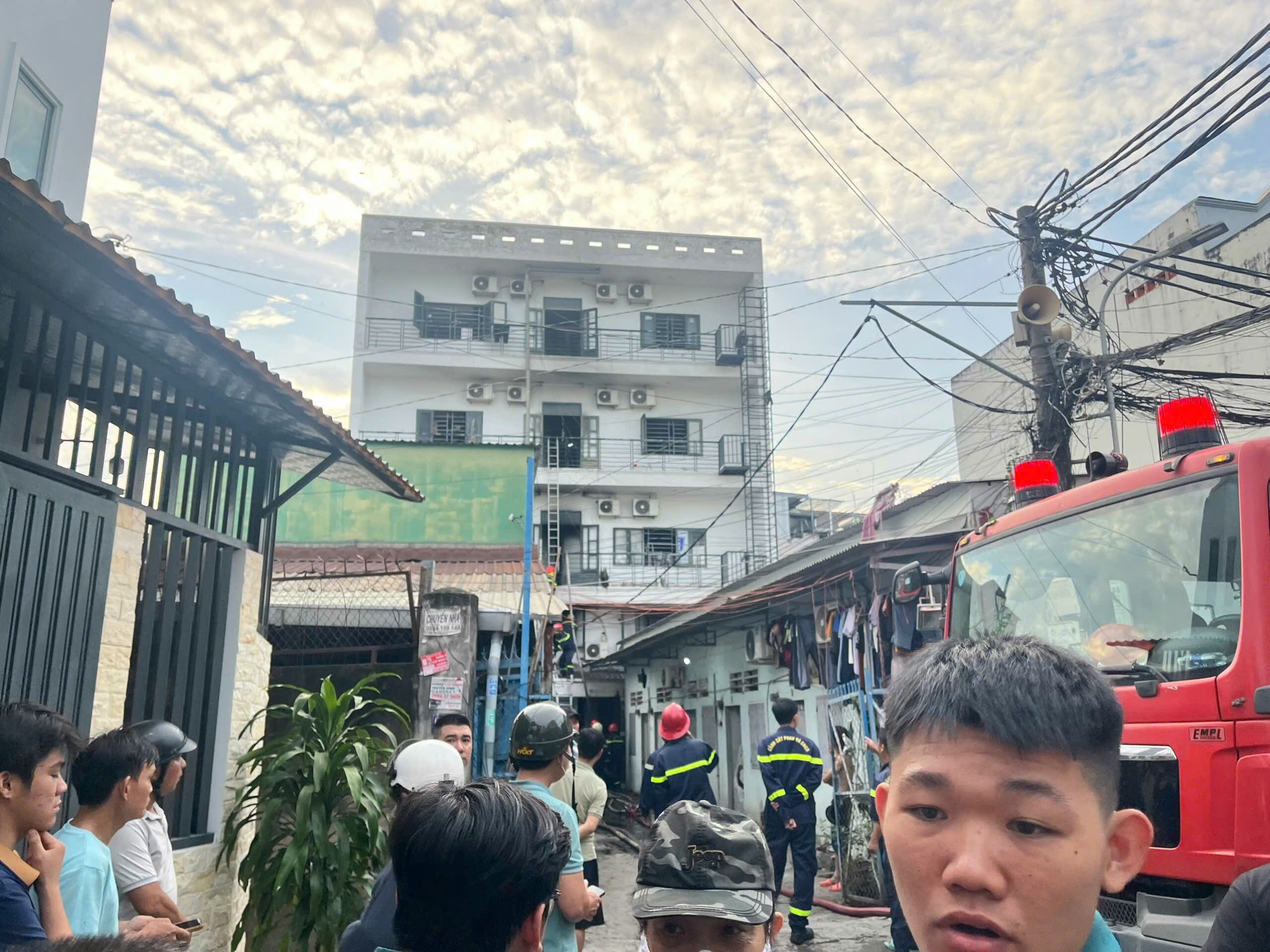 Ch&aacute;y nh&agrave; trọ ở TP Thủ Đức, 2 người tử vong- Ảnh 1.