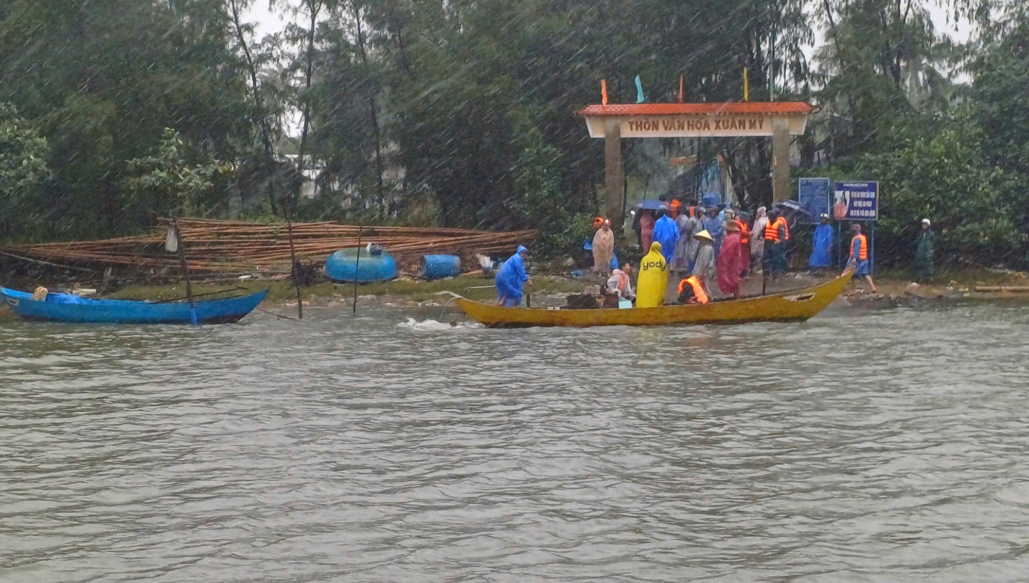 Ch&igrave;m ph&agrave; tr&ecirc;n s&ocirc;ng Trường Giang: Chủ tịch Quảng Nam chỉ đạo n&oacute;ng- Ảnh 1.
