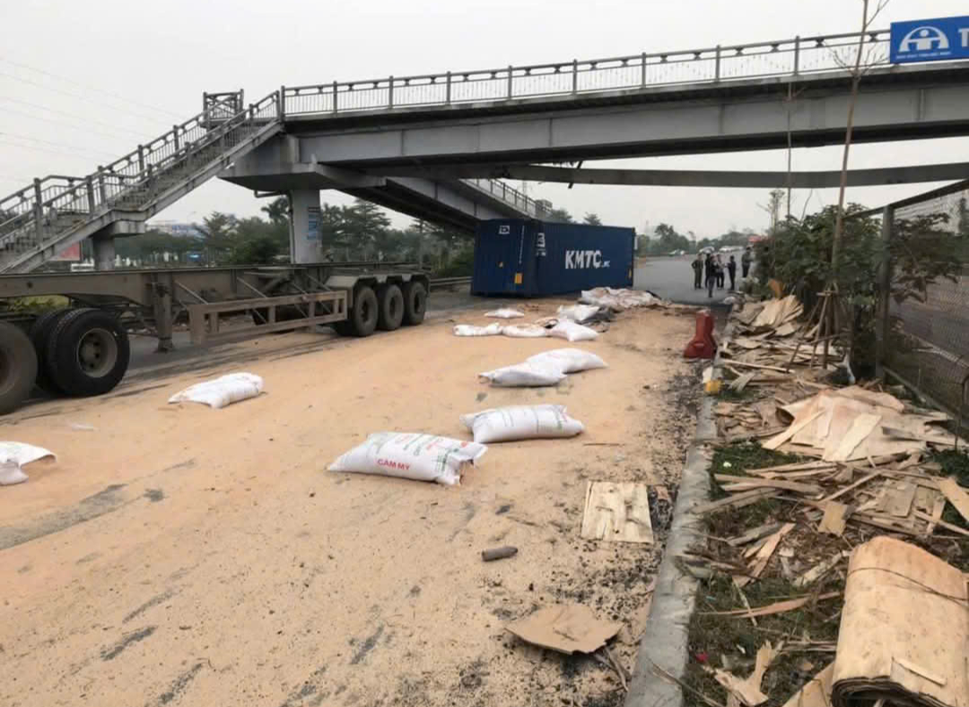 Cảnh b&aacute;o nạn xe đầu k&eacute;o chở qu&aacute; khổ li&ecirc;n tục đ&acirc;m cầu vượt ở Bắc Ninh- Ảnh 9.