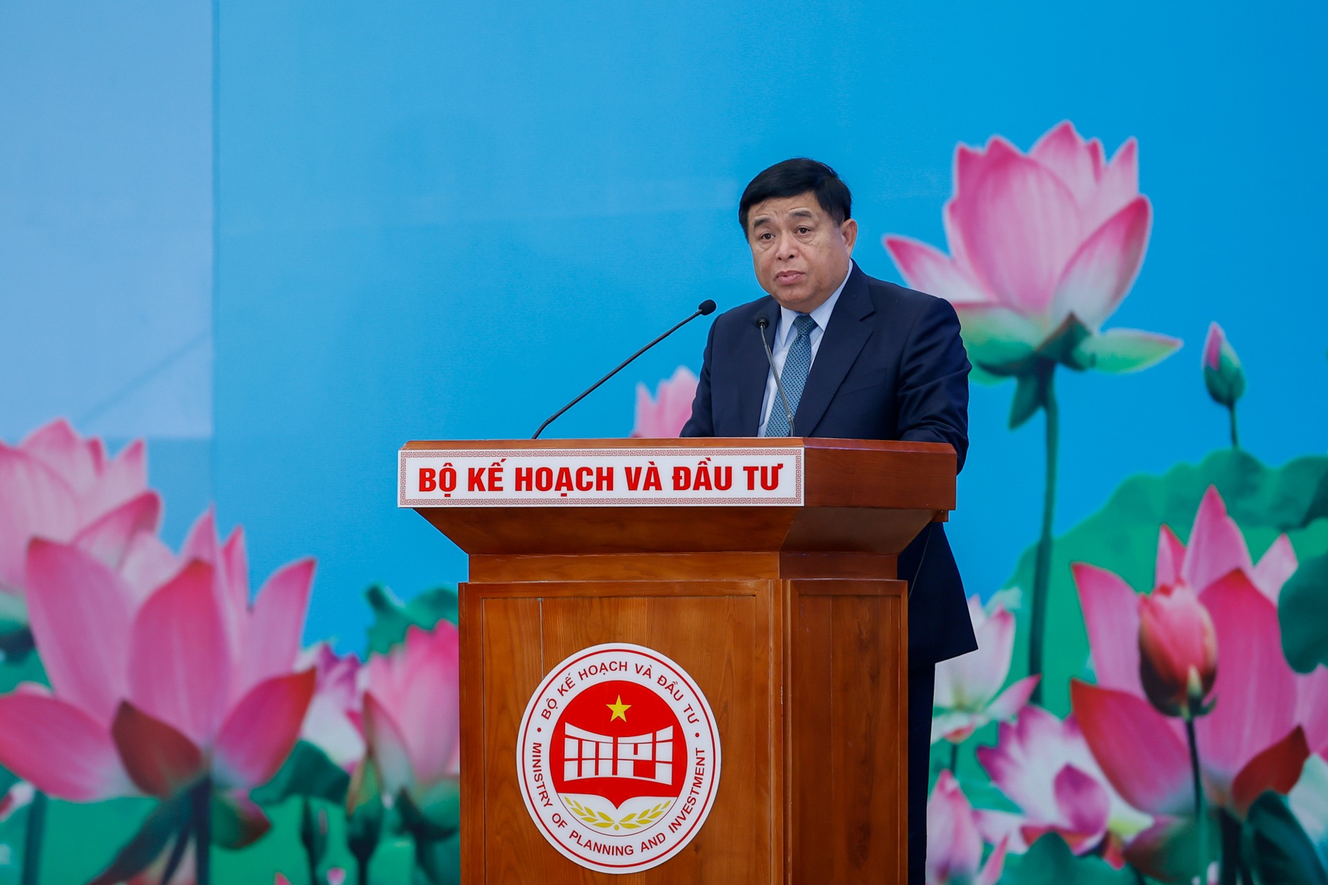 Thủ tướng: Tập trung nguồn vốn th&uacute;c đẩy c&aacute;c c&ocirc;ng tr&igrave;nh kết cấu hạ tầng chiến lược- Ảnh 2.