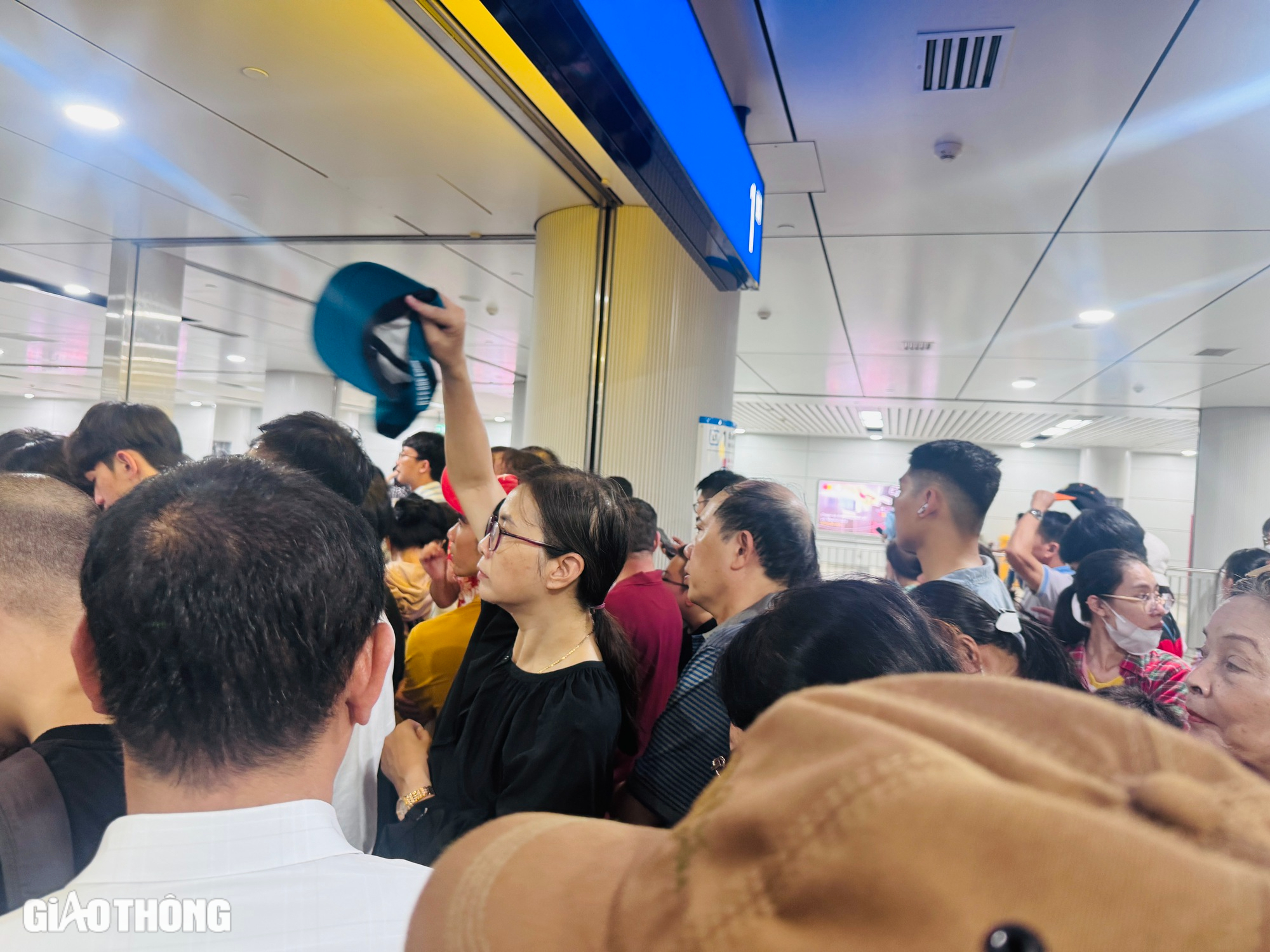 Người d&acirc;n h&aacute;o hức trải nghiệm, metro số 1 đ&ocirc;ng nghẹt ng&agrave;y cuối tuần- Ảnh 7.
