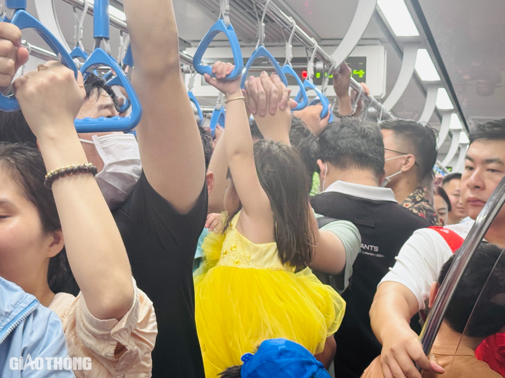 Người d&acirc;n h&aacute;o hức trải nghiệm, metro số 1 đ&ocirc;ng nghẹt ng&agrave;y cuối tuần- Ảnh 11.