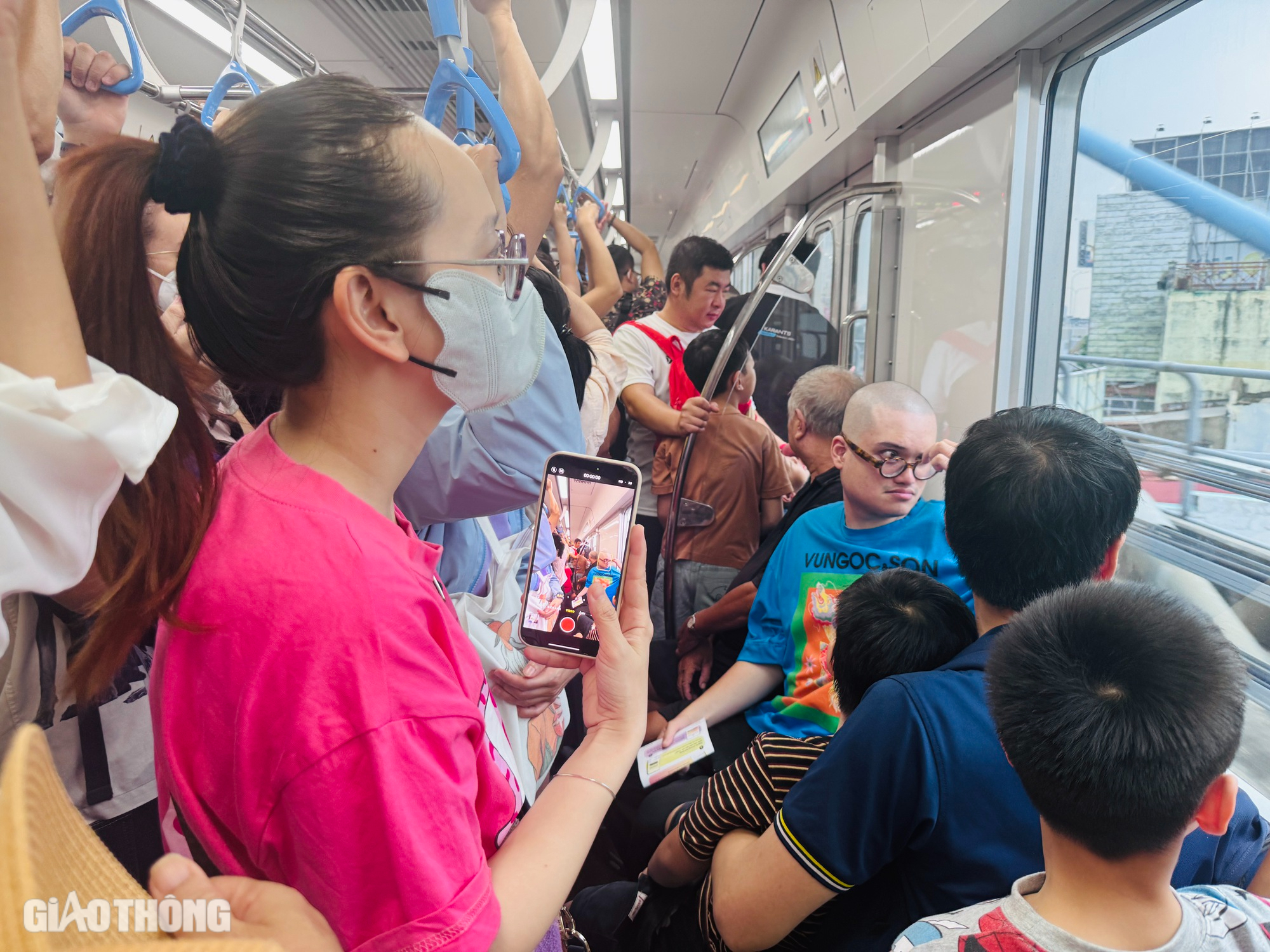 Người d&acirc;n h&aacute;o hức trải nghiệm, metro số 1 đ&ocirc;ng nghẹt ng&agrave;y cuối tuần- Ảnh 13.