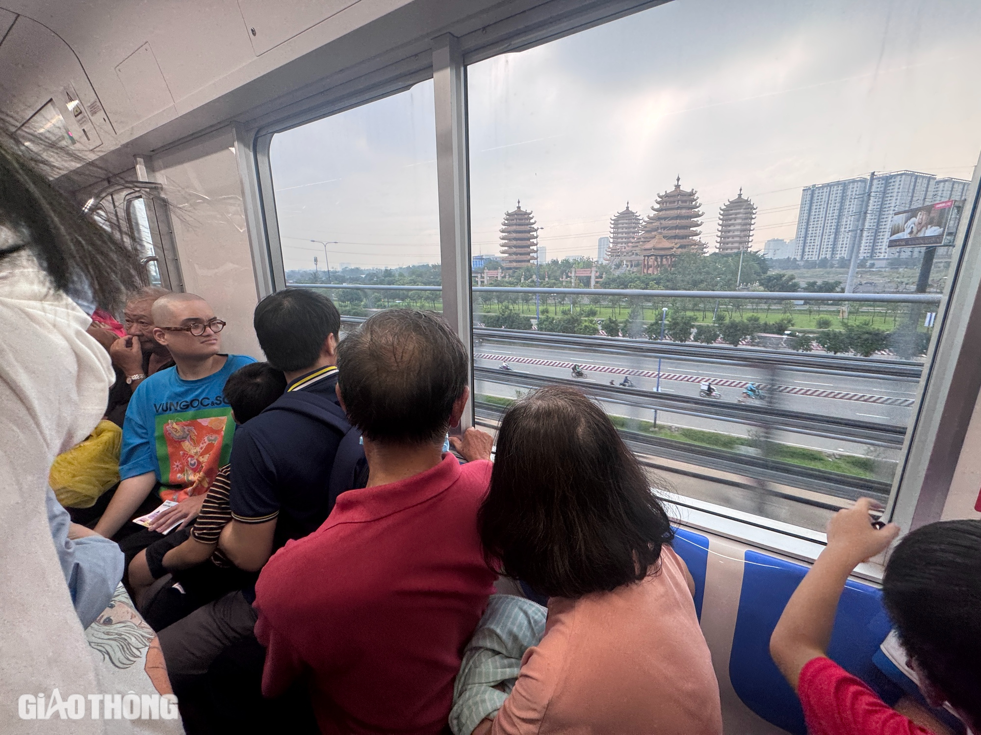 Người d&acirc;n h&aacute;o hức trải nghiệm, metro số 1 đ&ocirc;ng nghẹt ng&agrave;y cuối tuần- Ảnh 12.