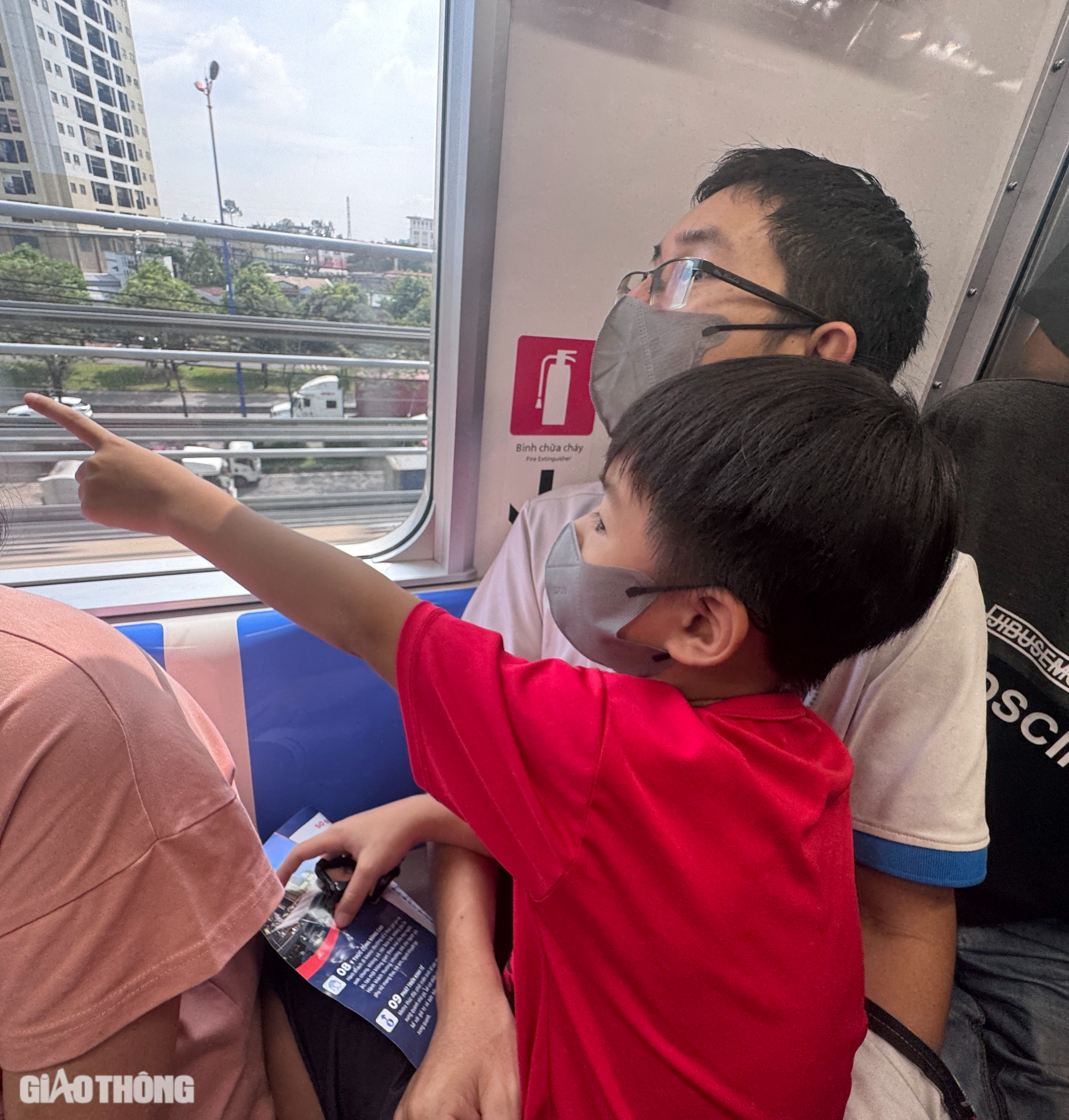 Người d&acirc;n h&aacute;o hức trải nghiệm, metro số 1 đ&ocirc;ng nghẹt ng&agrave;y cuối tuần- Ảnh 15.