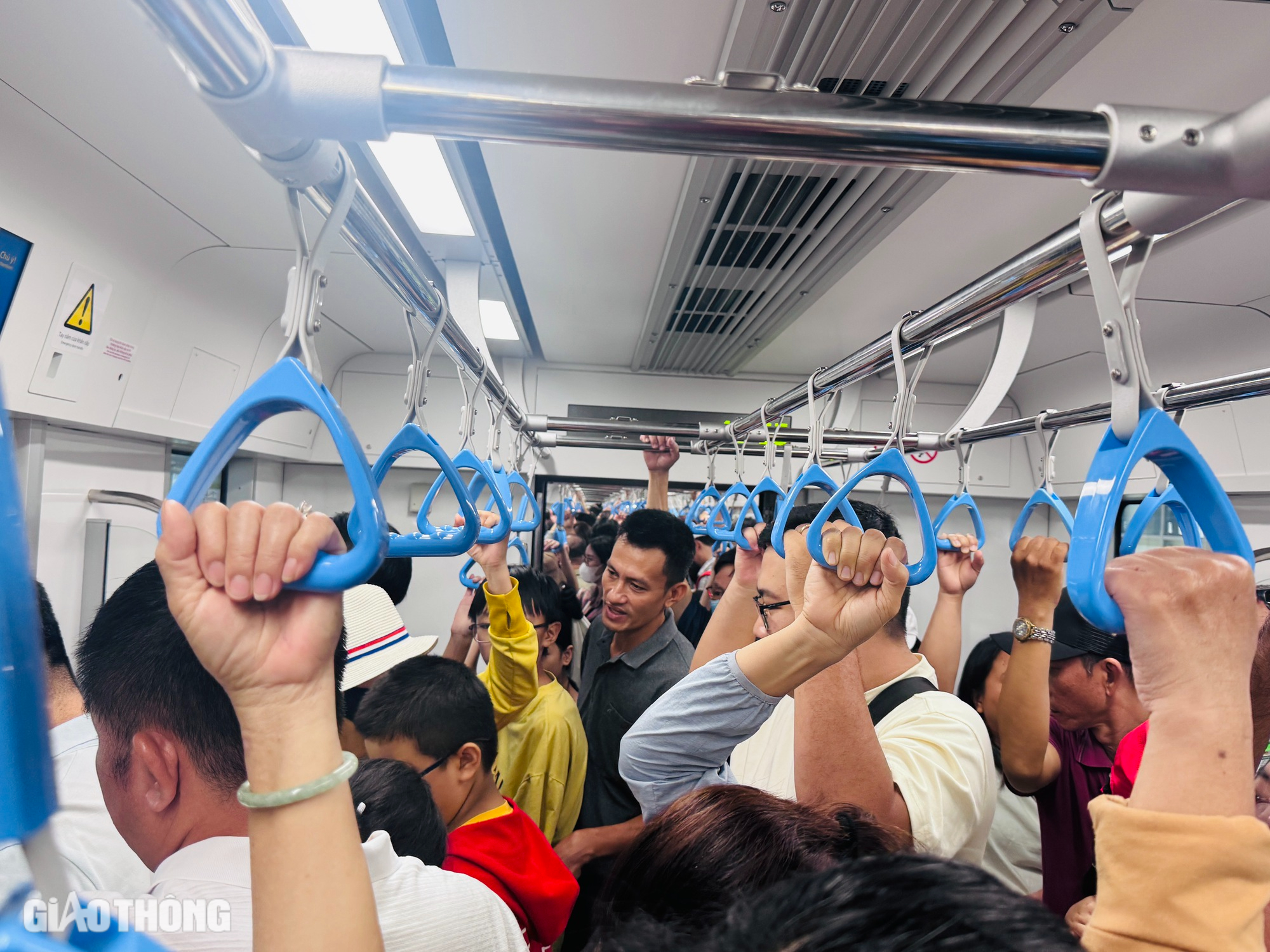 Người d&acirc;n h&aacute;o hức trải nghiệm, metro số 1 đ&ocirc;ng nghẹt ng&agrave;y cuối tuần- Ảnh 9.