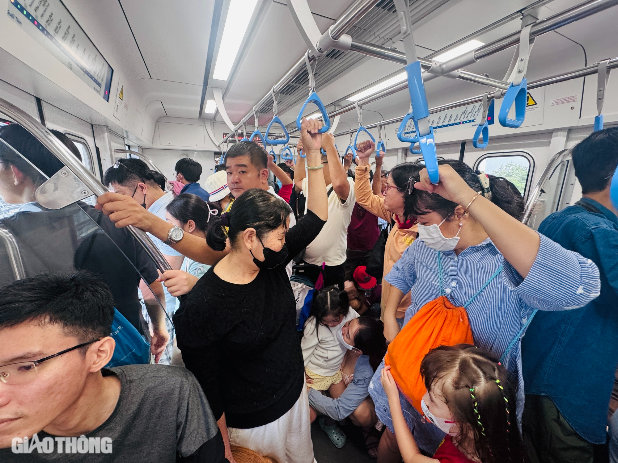 Người d&acirc;n h&aacute;o hức trải nghiệm, metro số 1 đ&ocirc;ng nghẹt ng&agrave;y cuối tuần- Ảnh 10.