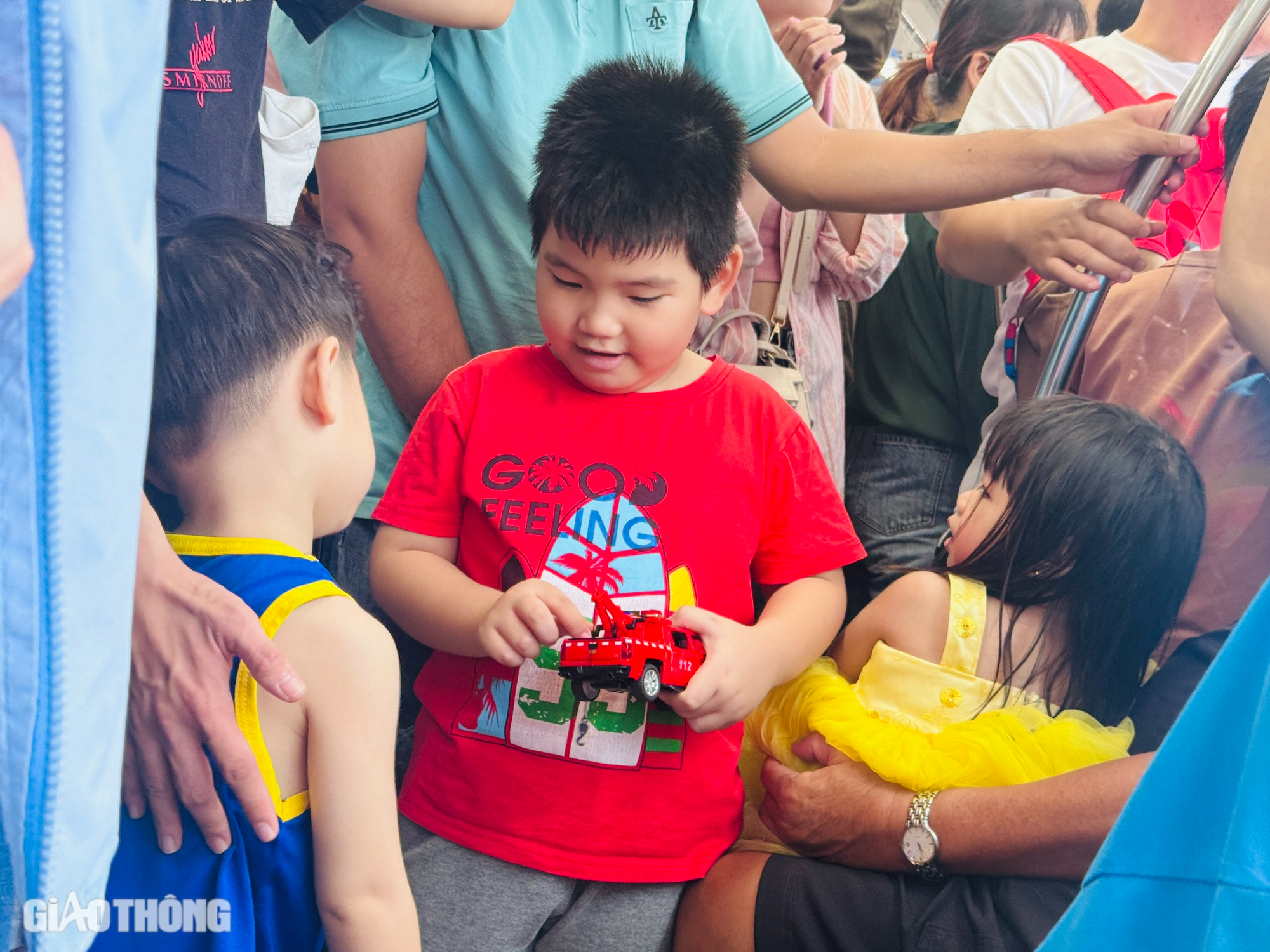 Người d&acirc;n h&aacute;o hức trải nghiệm, metro số 1 đ&ocirc;ng nghẹt ng&agrave;y cuối tuần- Ảnh 17.