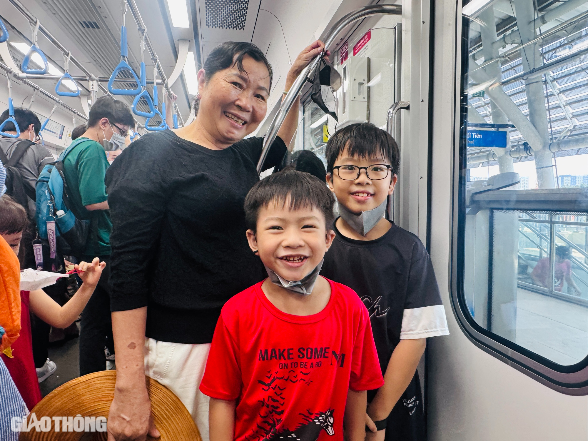 Người d&acirc;n h&aacute;o hức trải nghiệm, metro số 1 đ&ocirc;ng nghẹt ng&agrave;y cuối tuần- Ảnh 16.