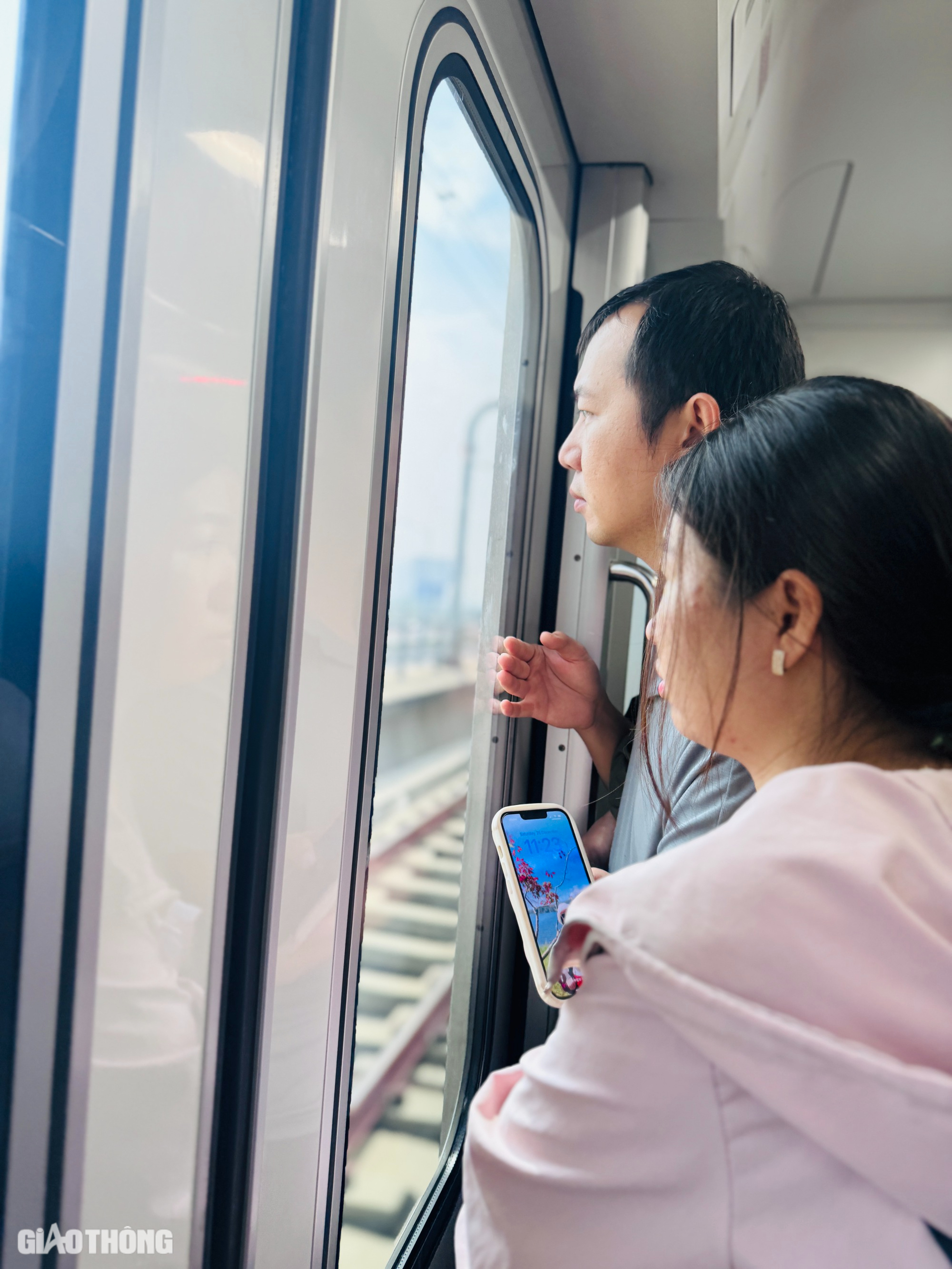 Người d&acirc;n h&aacute;o hức trải nghiệm, metro số 1 đ&ocirc;ng nghẹt ng&agrave;y cuối tuần- Ảnh 14.