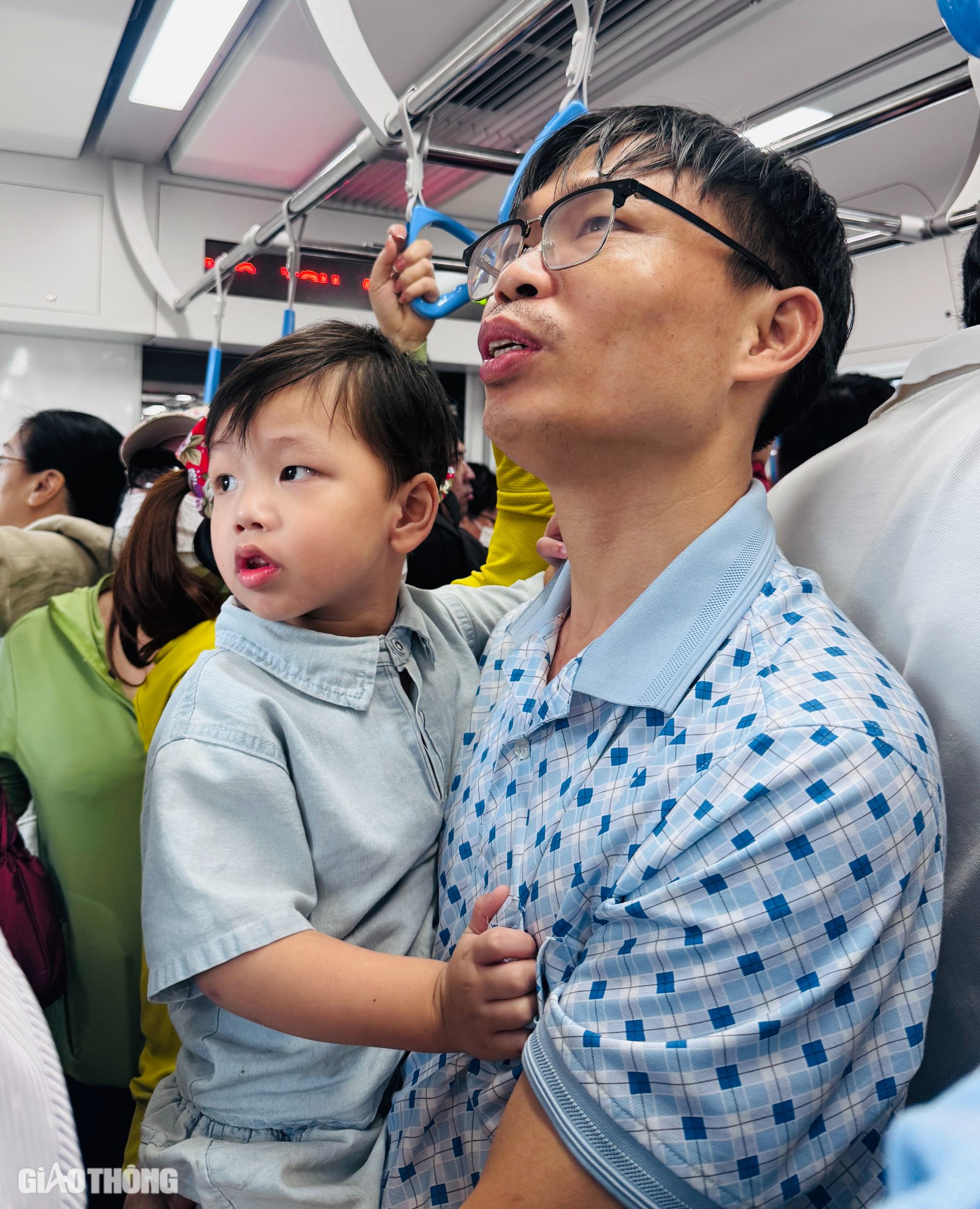 Người d&acirc;n h&aacute;o hức trải nghiệm, metro số 1 đ&ocirc;ng nghẹt ng&agrave;y cuối tuần- Ảnh 19.